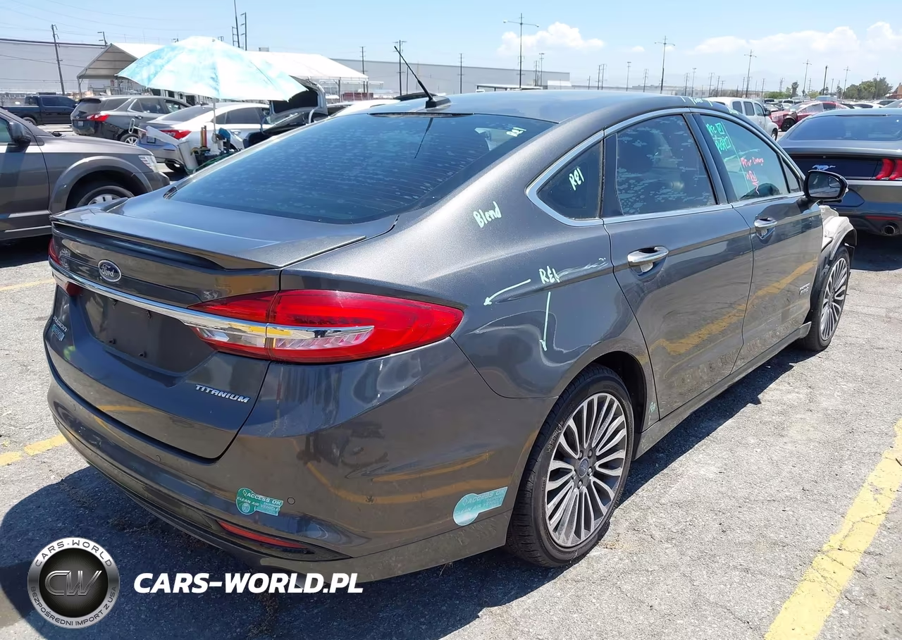 2017 Ford Fusion Energi Titanium VIN:3FA6P0SUXHR354180 - 4