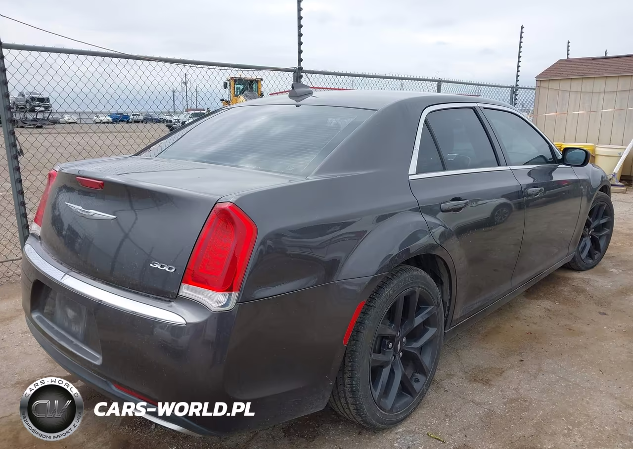 2016 Chrysler 300 Limited VIN:2C3CCAAG0GH136855 - 4