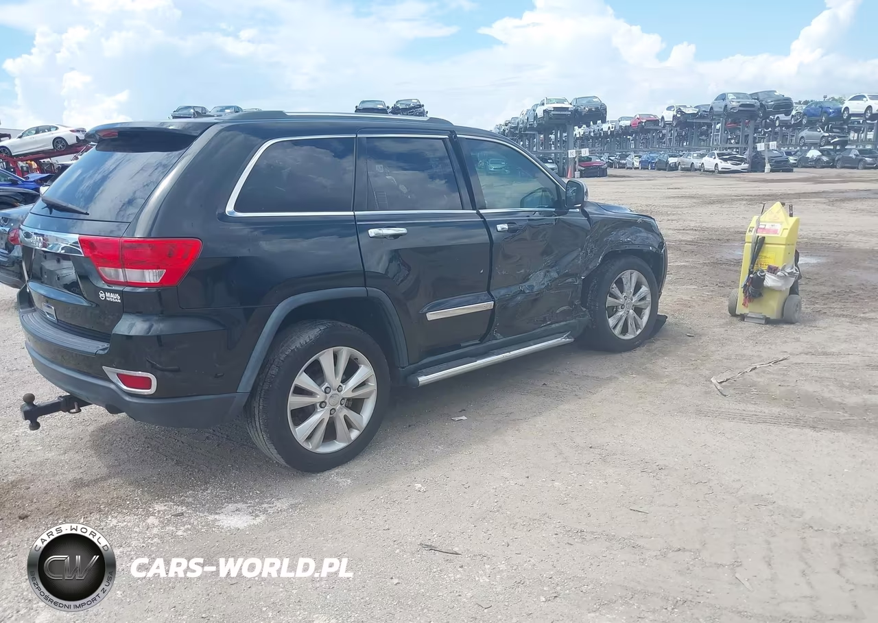 2013 Jeep Grand Cherokee Laredo VIN:1C4RJEAT1DC564349 - 4