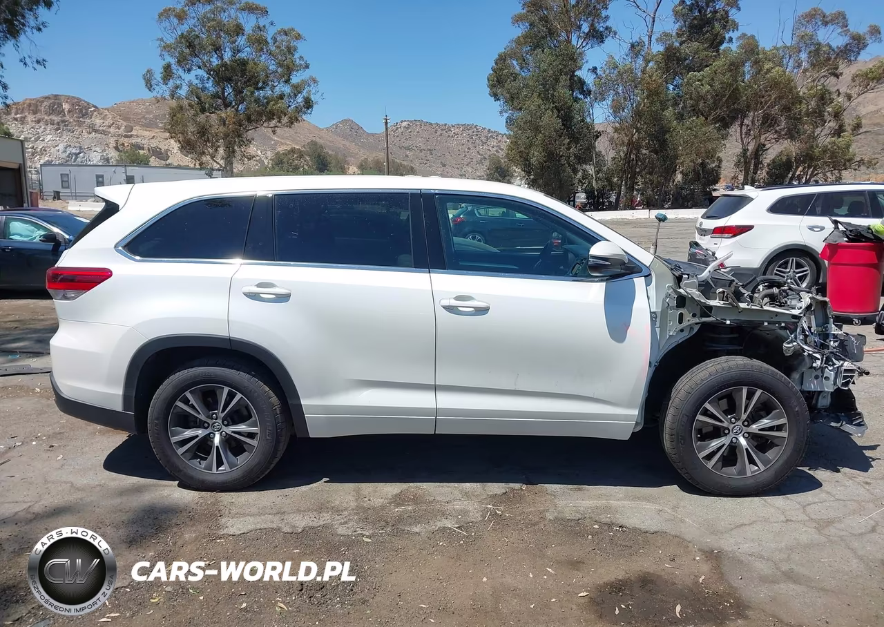 2017 Toyota Highlander Le VIN:5TDZARFH4HS027572 - 14