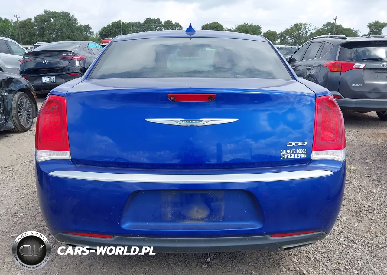 2018 Chrysler 300 Touring VIN:2C3CCAAG3JH264367 - 17