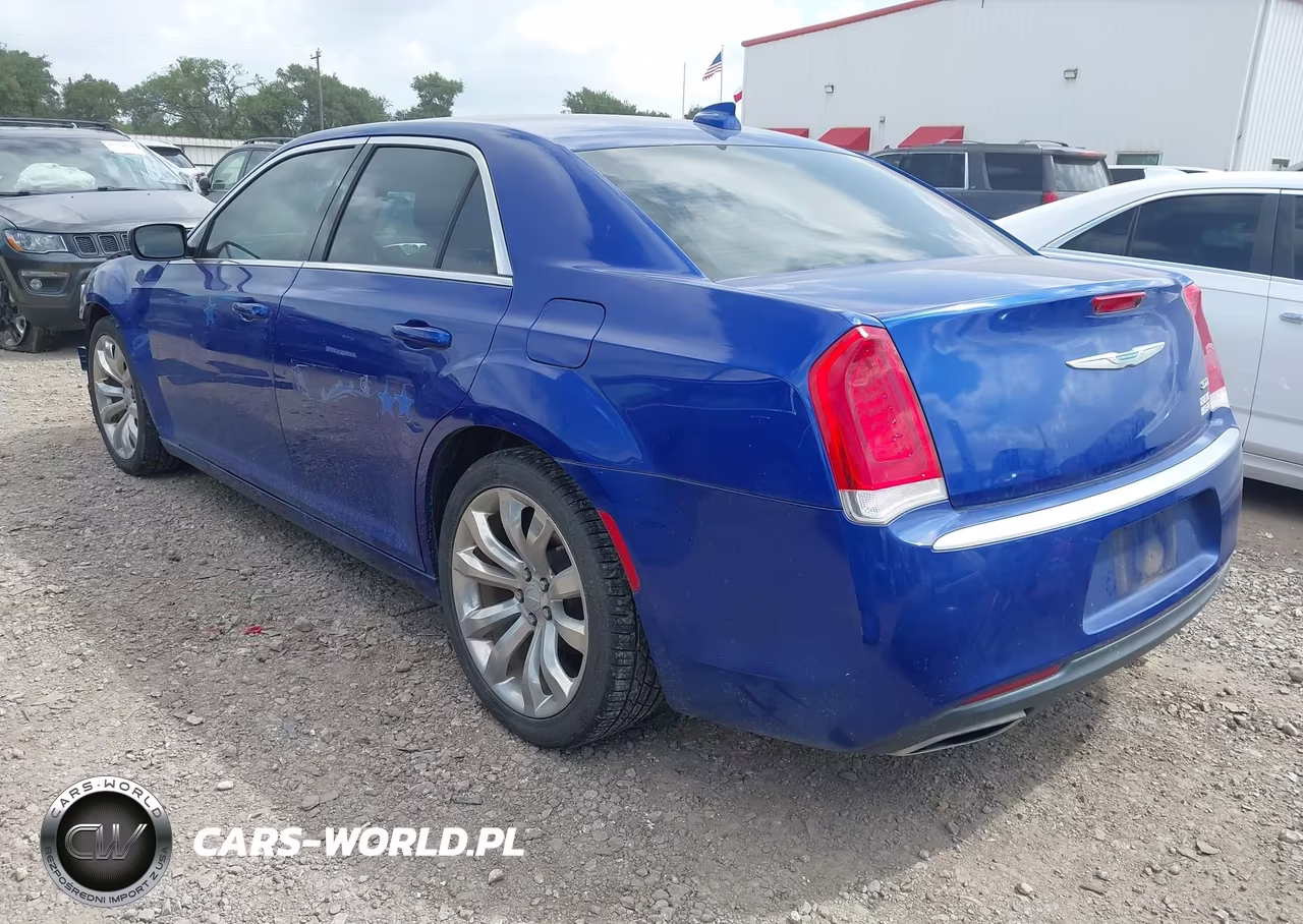 2018 Chrysler 300 Touring VIN:2C3CCAAG3JH264367 - 3