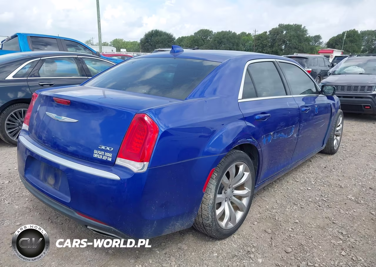 2018 Chrysler 300 Touring VIN:2C3CCAAG3JH264367 - 4