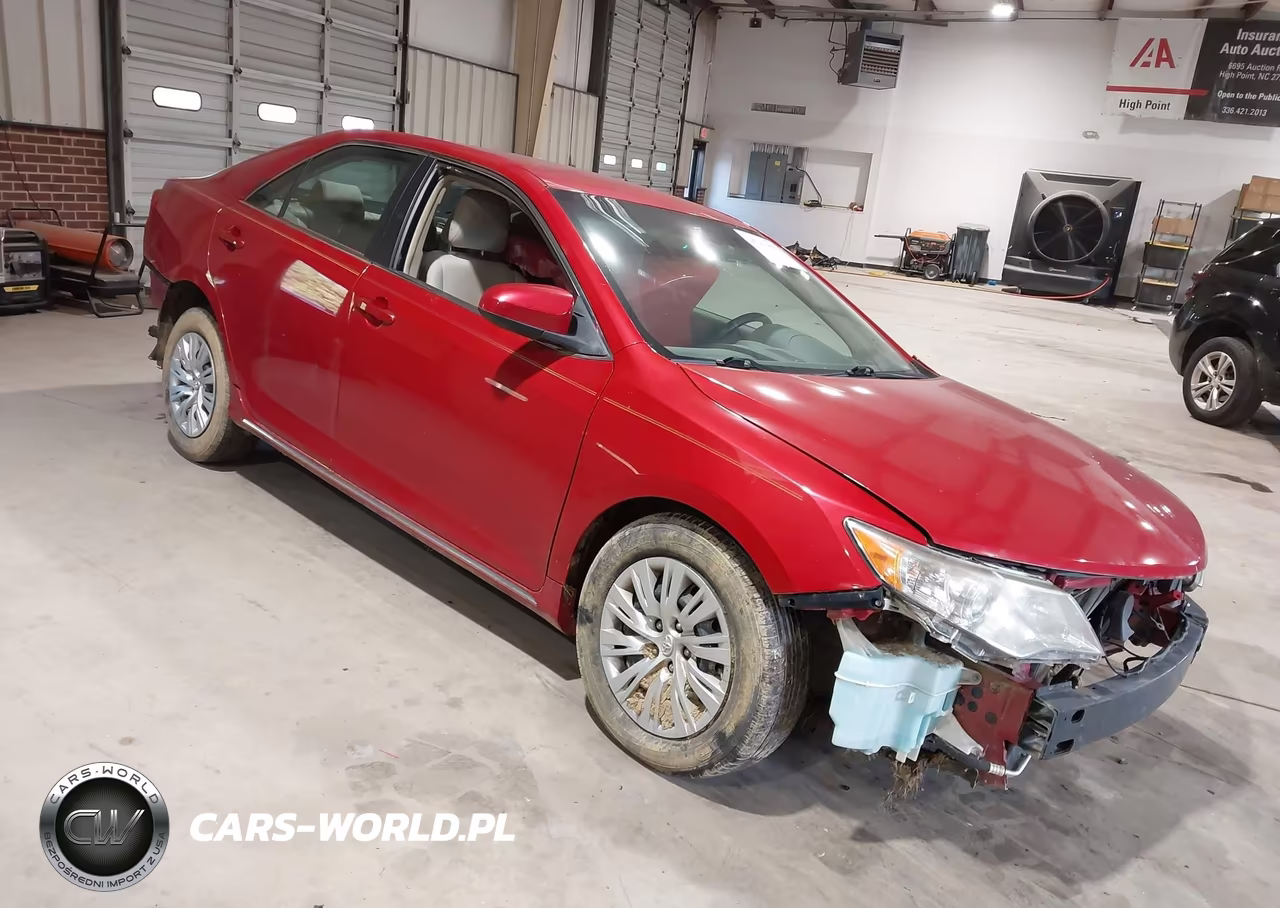 2014 Toyota Camry Le – zdjęcie 1 z 17