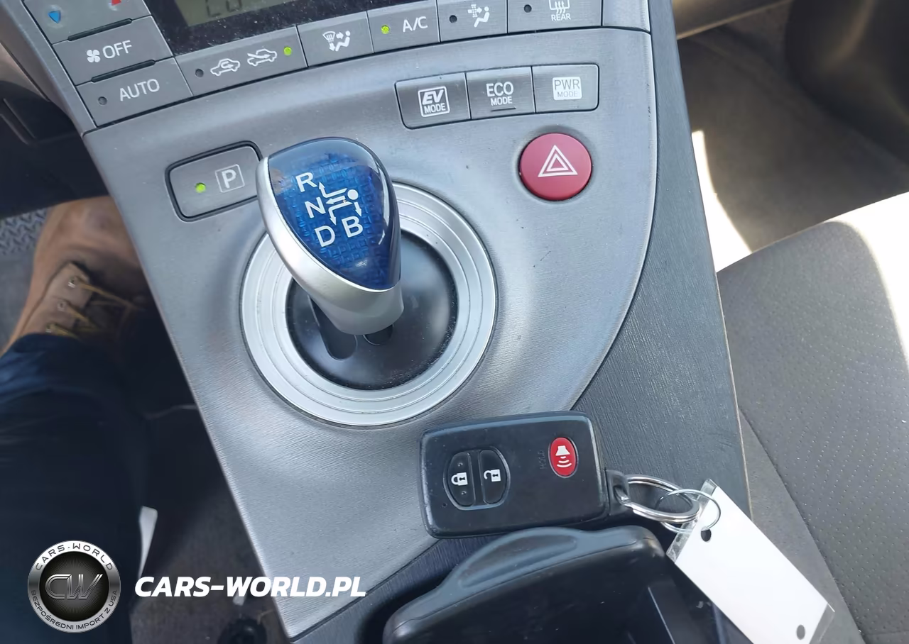 2015 Toyota Prius Two VIN:JTDKN3DU1F1909022 - 11