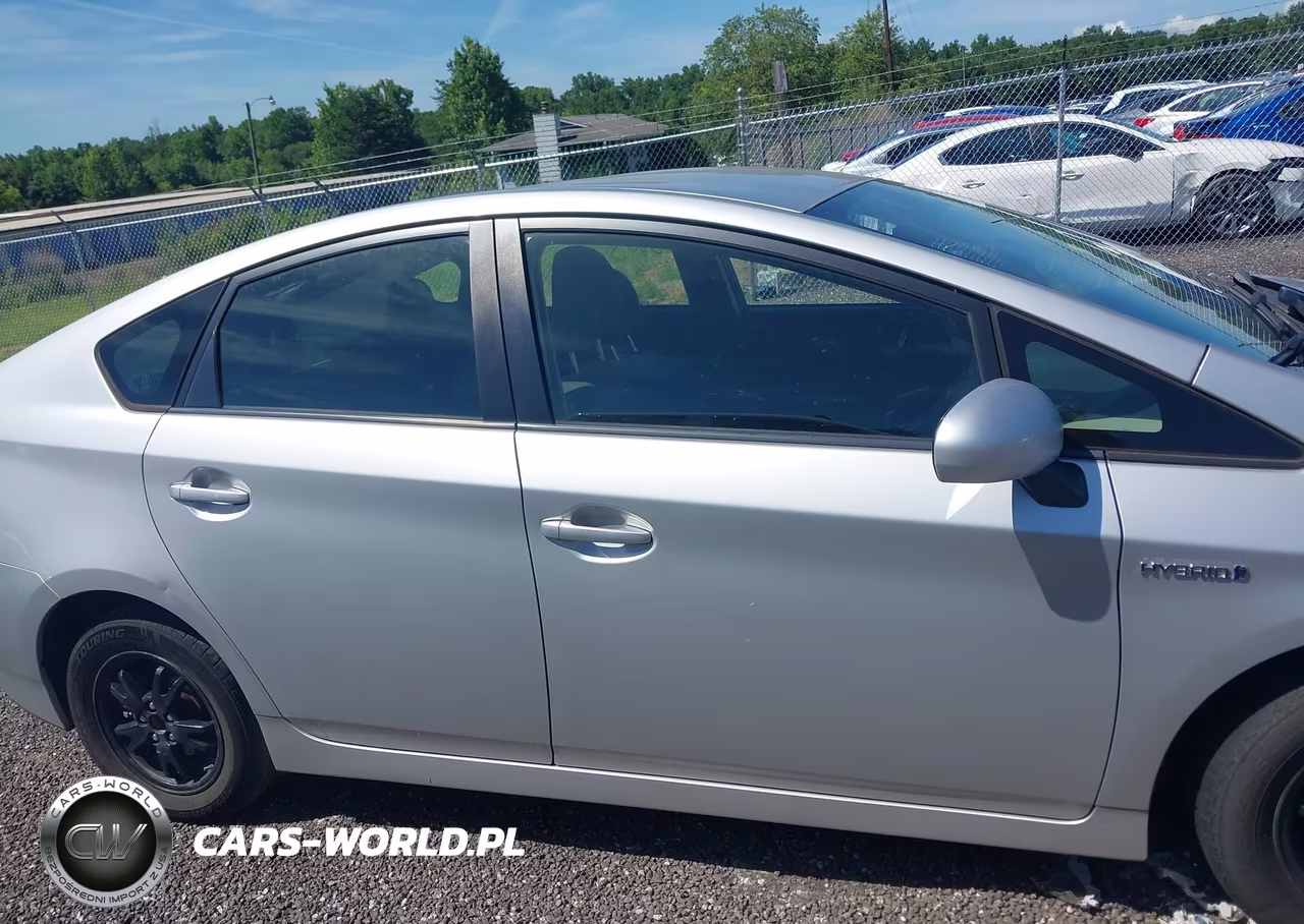 2015 Toyota Prius Two VIN:JTDKN3DU1F1909022 - 13