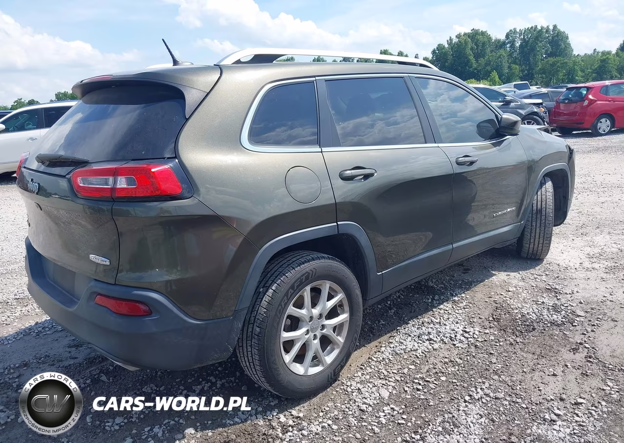 2015 Jeep Cherokee Latitude VIN:1C4PJMCS1FW545548 - 4