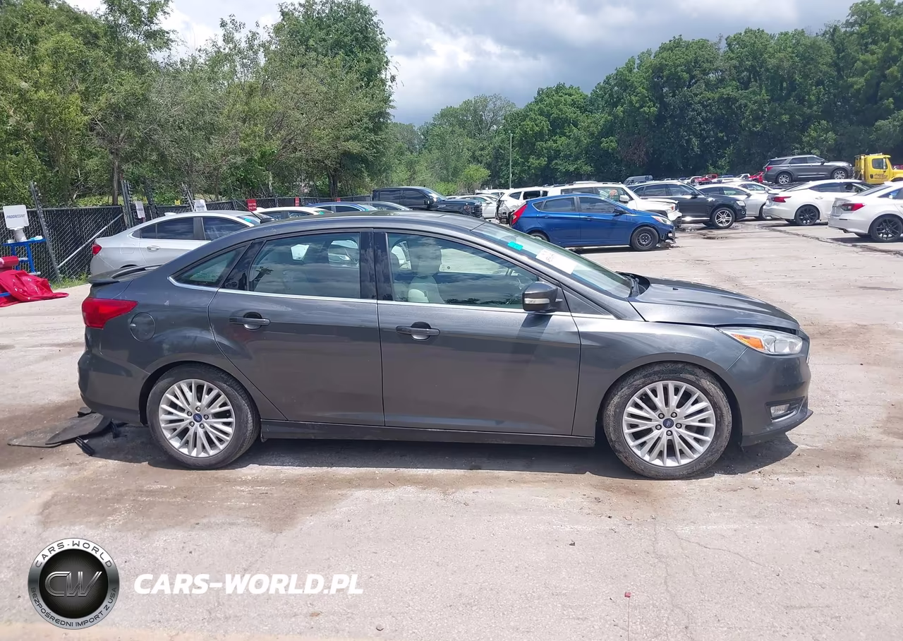 2018 Ford Focus Titanium VIN:1FADP3J27JL294517 - 14