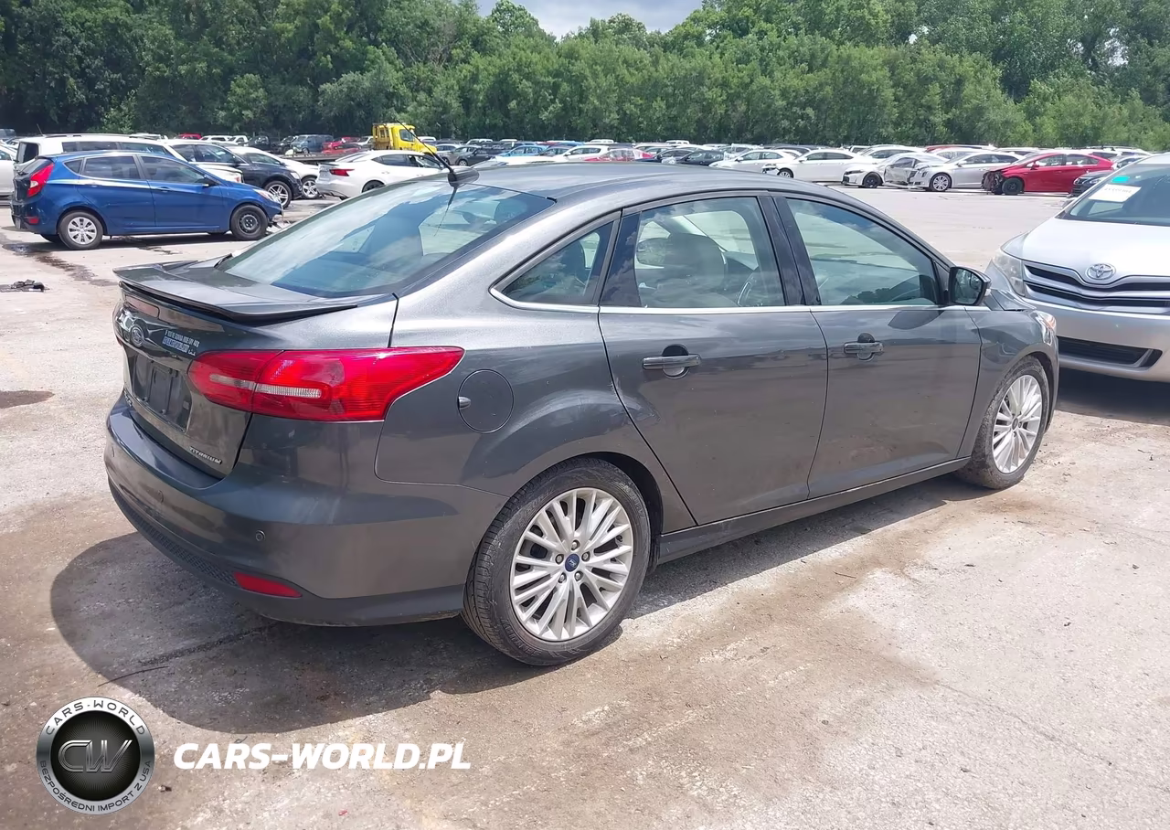 2018 Ford Focus Titanium VIN:1FADP3J27JL294517 - 4