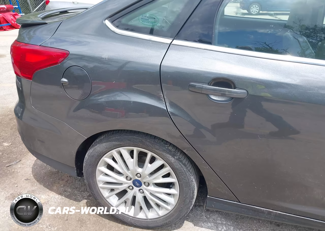 2018 Ford Focus Titanium VIN:1FADP3J27JL294517 - 6