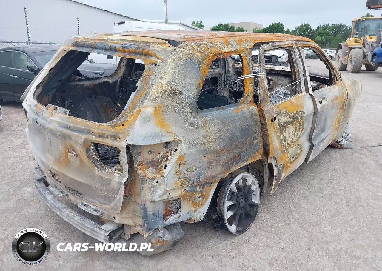 2018 Jeep Grand Cherokee Laredo 4X2 VIN:1C4RJEAG4JC113690 - 4
