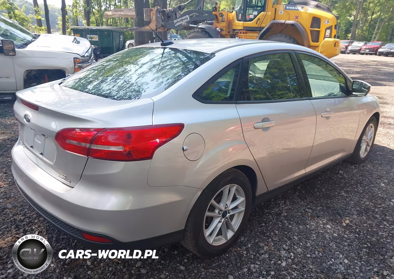 2015 Ford Focus Se VIN:1FADP3F26FL282973 - 4