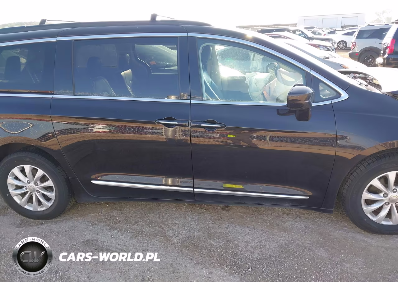 2017 Chrysler Pacifica Touring-L VIN:2C4RC1BG2HR644910 - 13