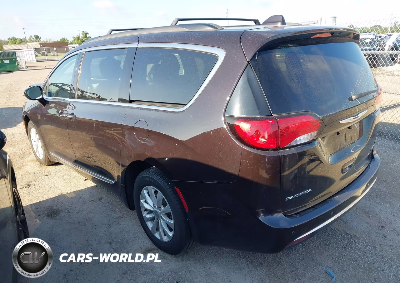 2017 Chrysler Pacifica Touring-L VIN:2C4RC1BG2HR644910 - 3