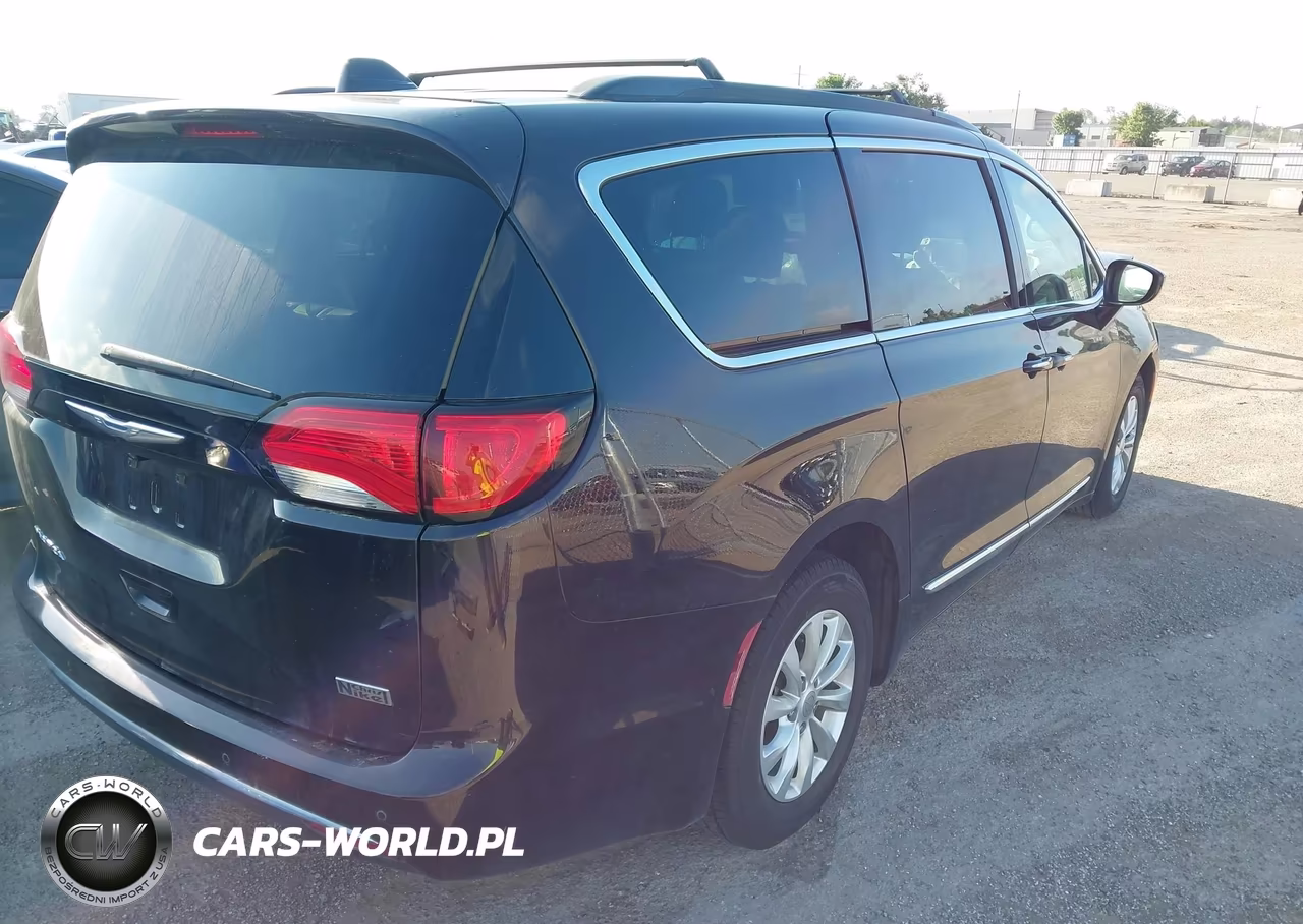 2017 Chrysler Pacifica Touring-L VIN:2C4RC1BG2HR644910 - 4