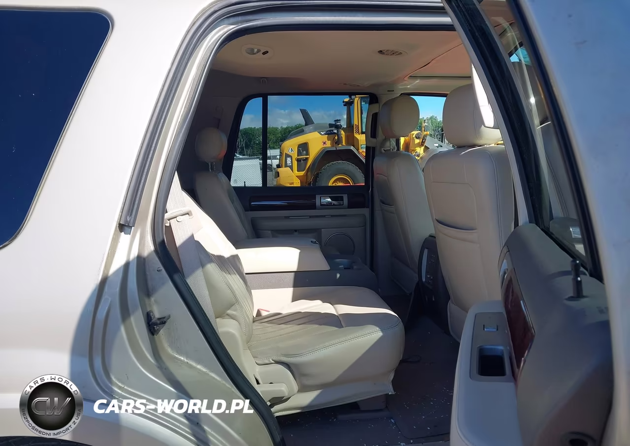 2004 Lincoln Navigator VIN:5LMFU28R74LJ39052 - 8