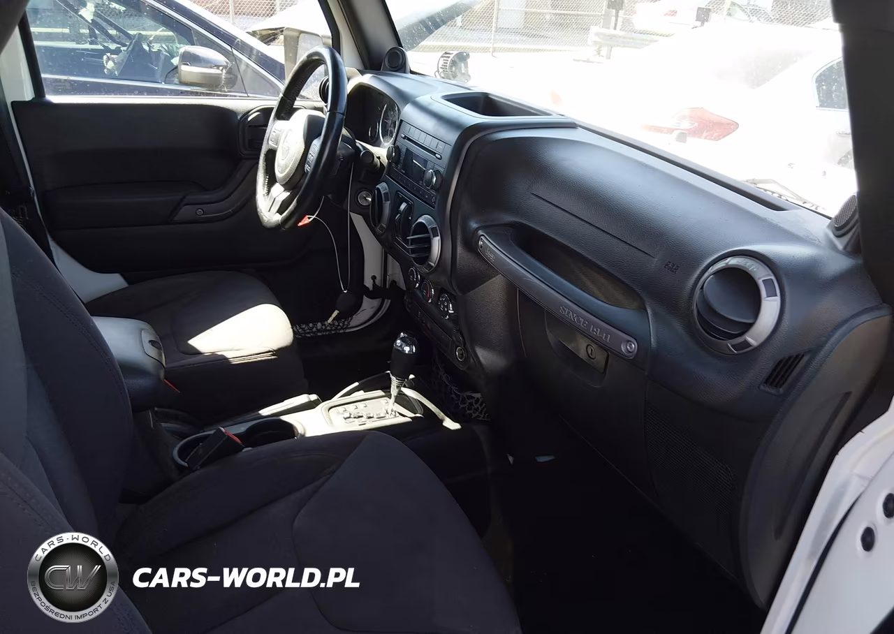 2013 Jeep Wrangler Unlimited Sport VIN:1C4BJWDG2DL513738 - 5
