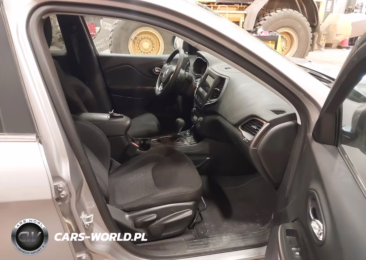 2019 Jeep Cherokee Latitude 4X4 VIN:1C4PJMCB2KD341184 - 5