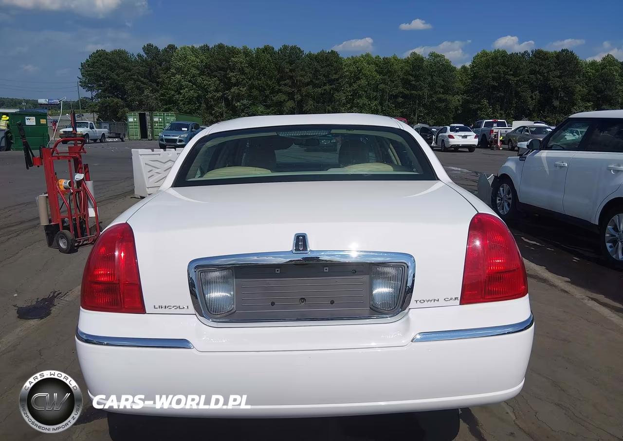 2009 Lincoln Town Car Signature Limited VIN:2LNHM82VX9X612523 - 16