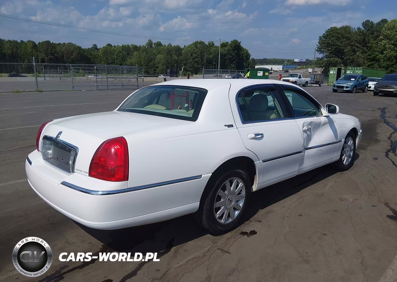 2009 Lincoln Town Car Signature Limited VIN:2LNHM82VX9X612523 - 4