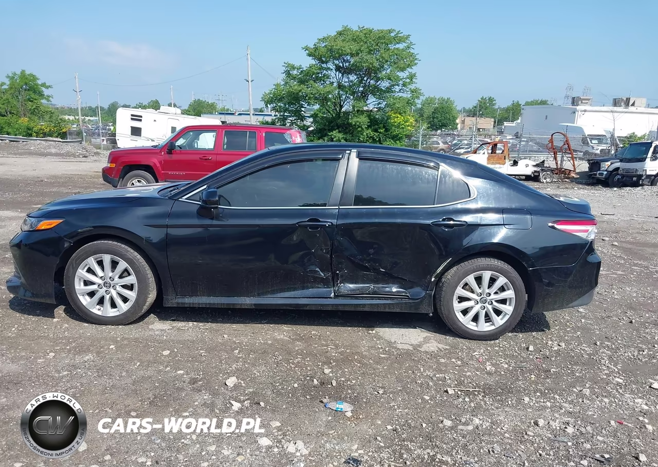 2018 Toyota Camry Le VIN:JTNB11HK7J3023112 - 14