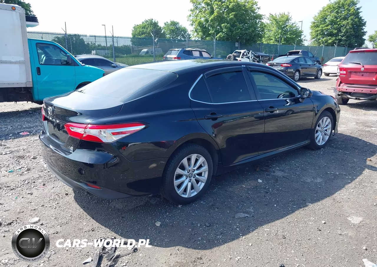 2018 Toyota Camry Le VIN:JTNB11HK7J3023112 - 4