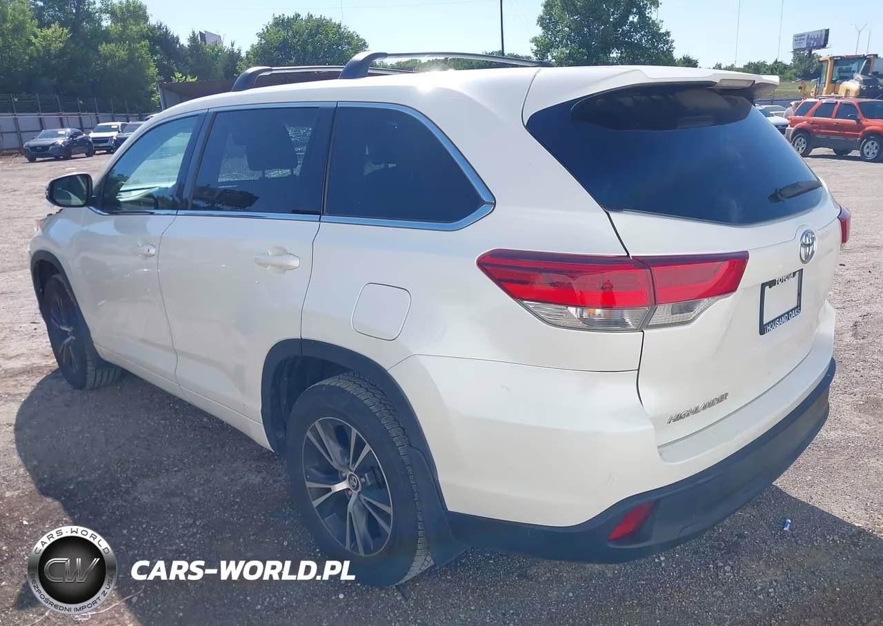 2018 Toyota Highlander Le VIN:5TDZARFHXJS038873 - 3