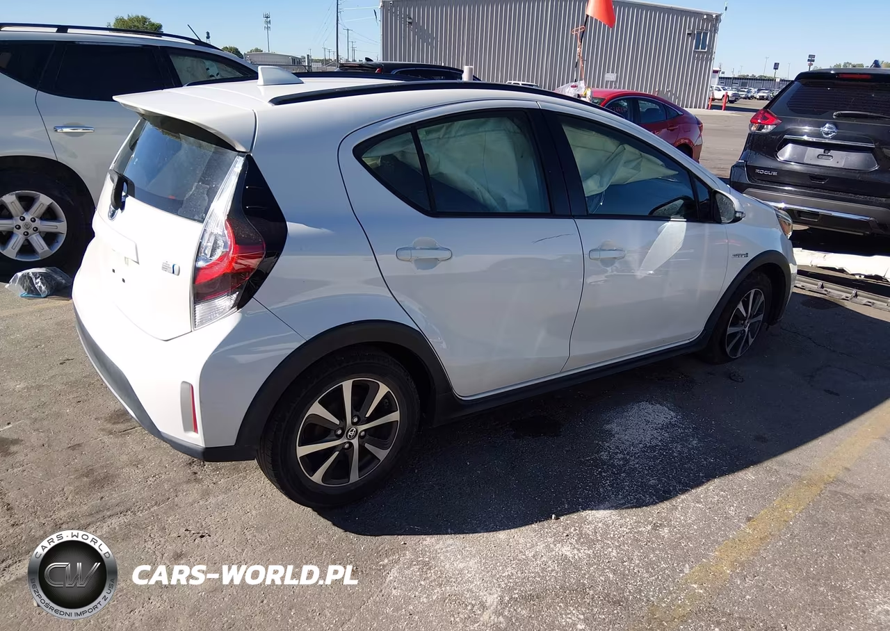 2018 Toyota Prius C One VIN:JTDKDTB3XJ1620002 - 4