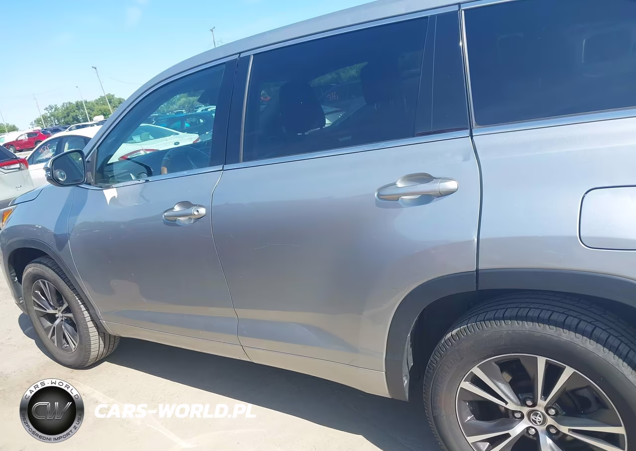 2018 Toyota Highlander Le VIN:5TDZZRFH4JS238592 - 14