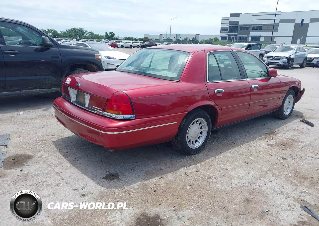 2001 Ford Crown Victoria Lx VIN:2FAFP74W31X135947 - 4