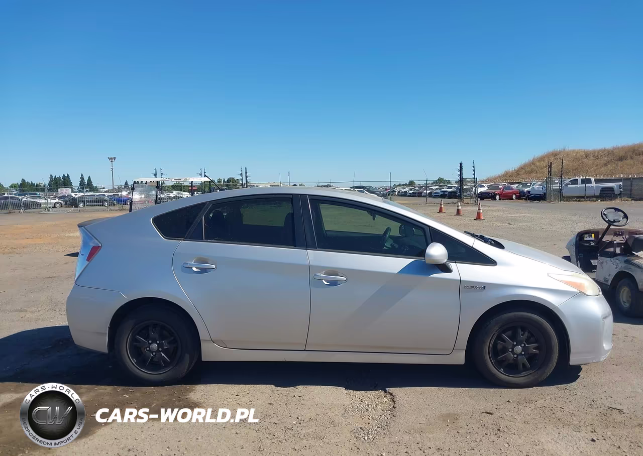 2013 Toyota Prius Two VIN:JTDKN3DU1D1722019 - 13