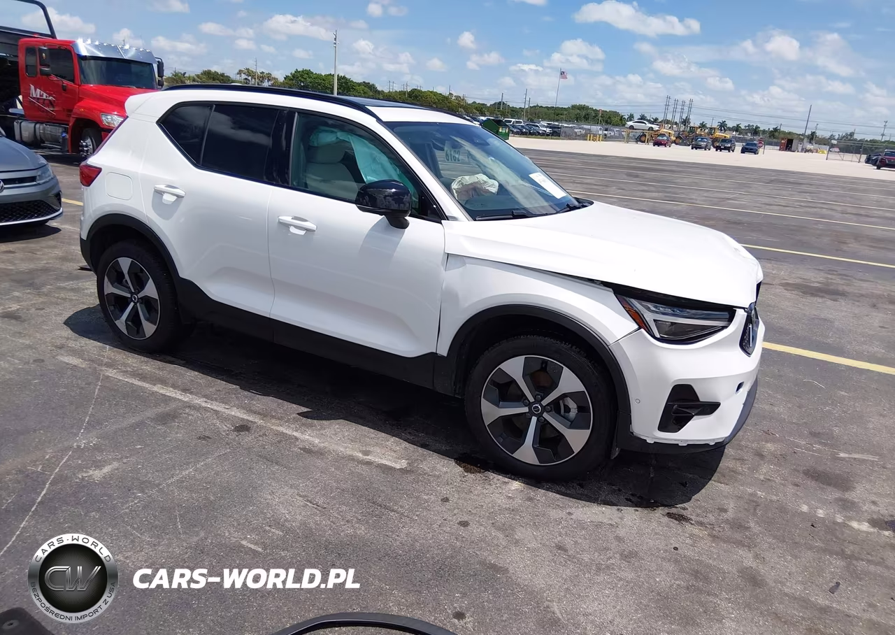 2026 Volvo Xc40 Plus, B5 Awd Gas (Mild Hybrid), Dark – zdjęcie 1 z 16