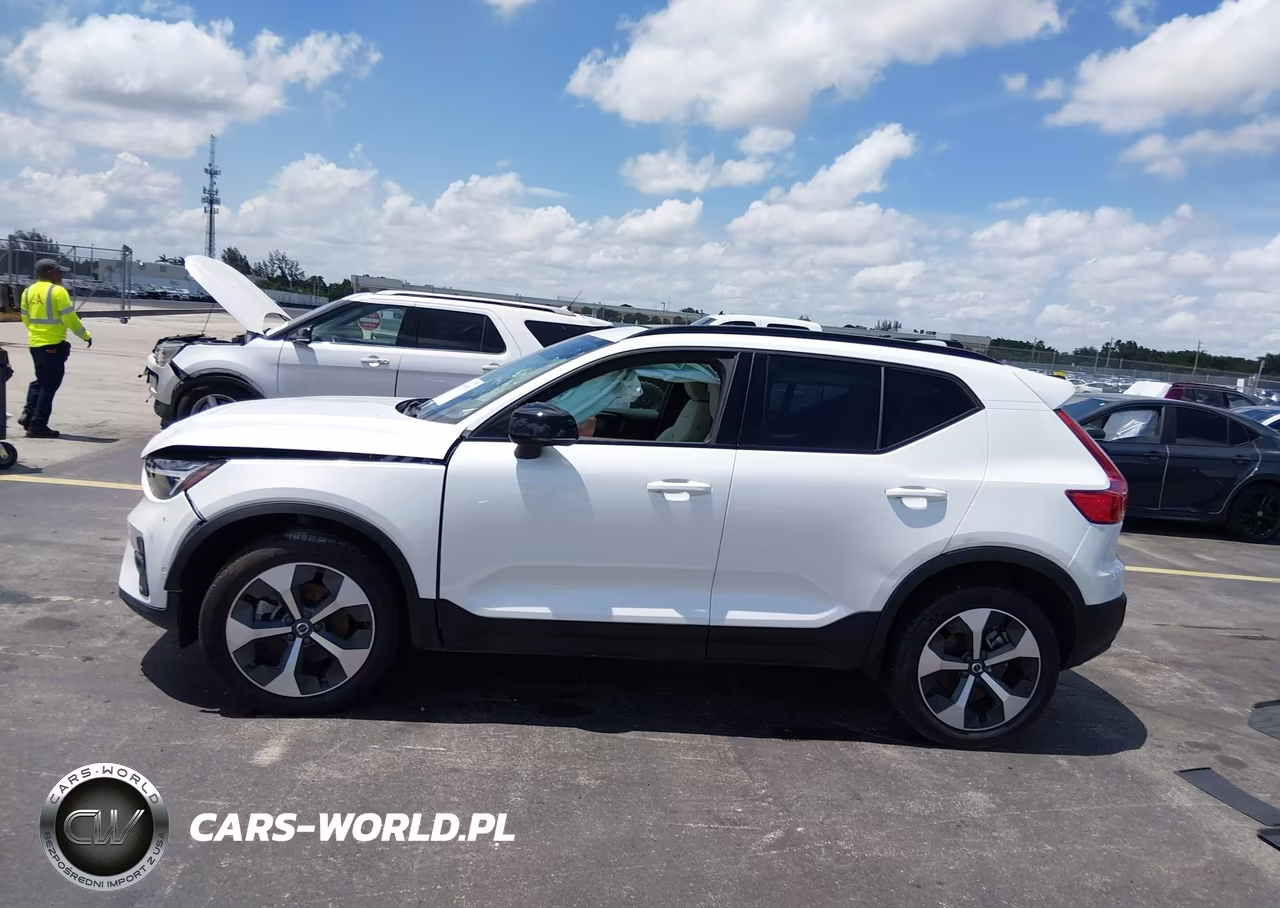 2026 Volvo Xc40 Plus, B5 Awd Gas (Mild Hybrid), Dark VIN:YV4L12UC9T2741781 - 14