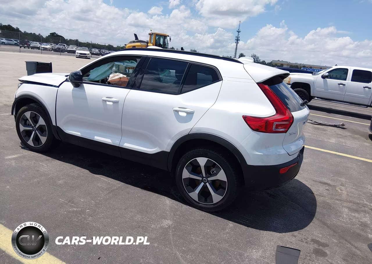 2026 Volvo Xc40 Plus, B5 Awd Gas (Mild Hybrid), Dark VIN:YV4L12UC9T2741781 - 3