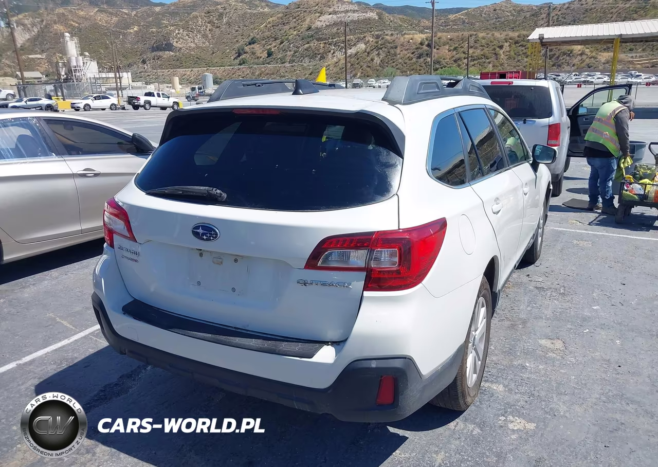 2018 Subaru Outback 2.5I Premium VIN:4S4BSACC3J3239441 - 4