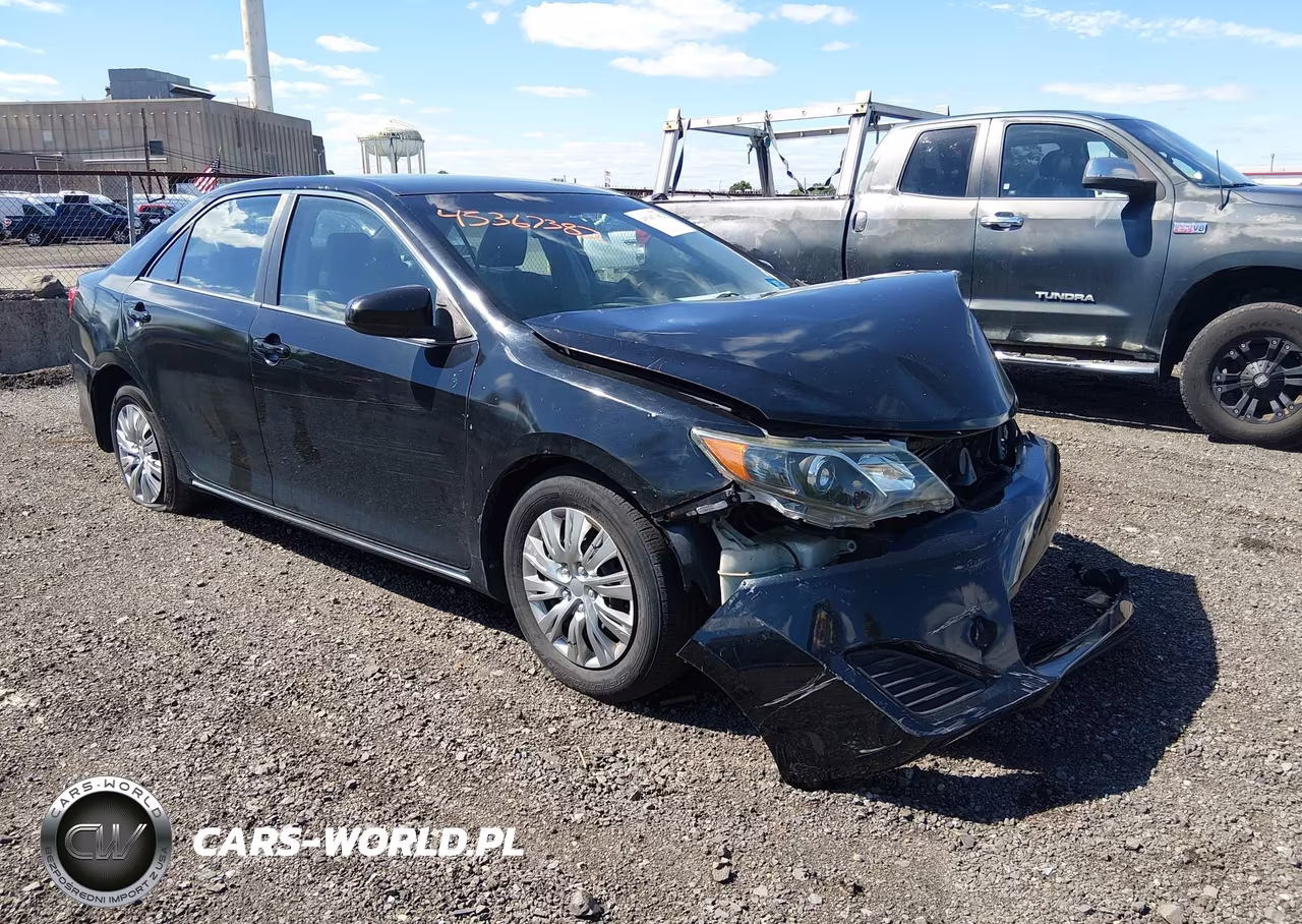 2014 Toyota Camry Hybrid Le – zdjęcie 1 z 16