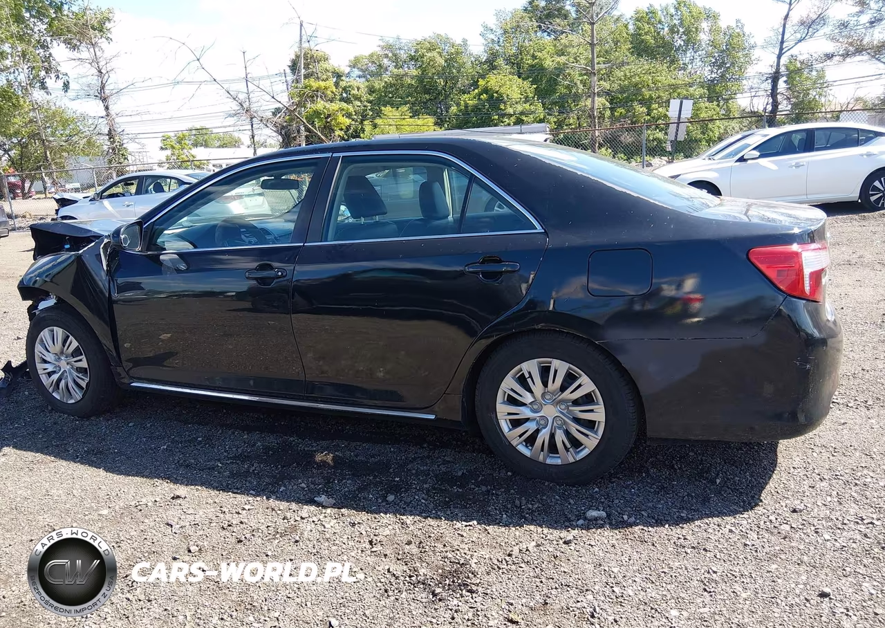 2014 Toyota Camry Hybrid Le VIN:4T1BD1FK4EU124151 - 14