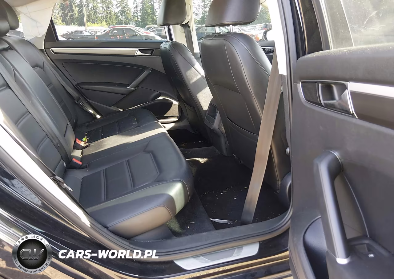 2018 Volkswagen Passat 2.0T R-Line-2.0T S VIN:1VWAA7A3XJC002483 - 8