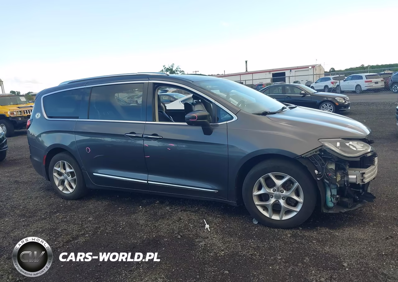 2019 Chrysler Pacifica Touring L Plus VIN:2C4RC1EG9KR549683 - 13