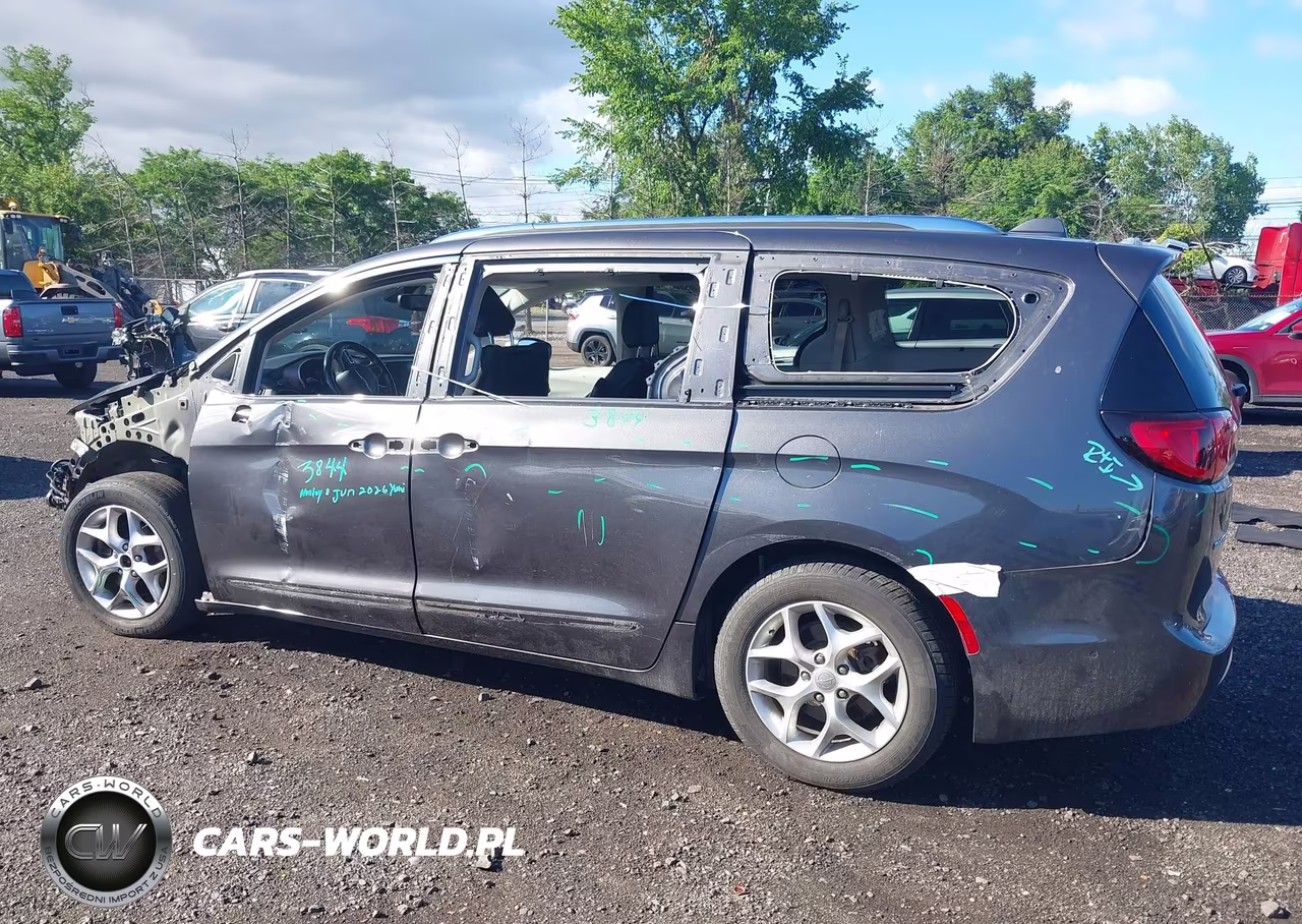 2019 Chrysler Pacifica Touring L Plus VIN:2C4RC1EG9KR549683 - 14