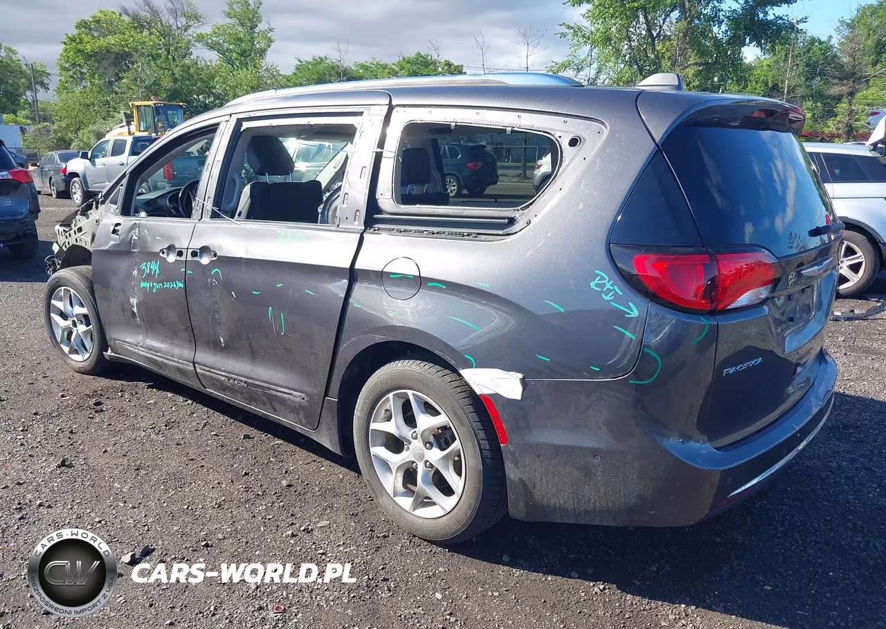 2019 Chrysler Pacifica Touring L Plus VIN:2C4RC1EG9KR549683 - 3