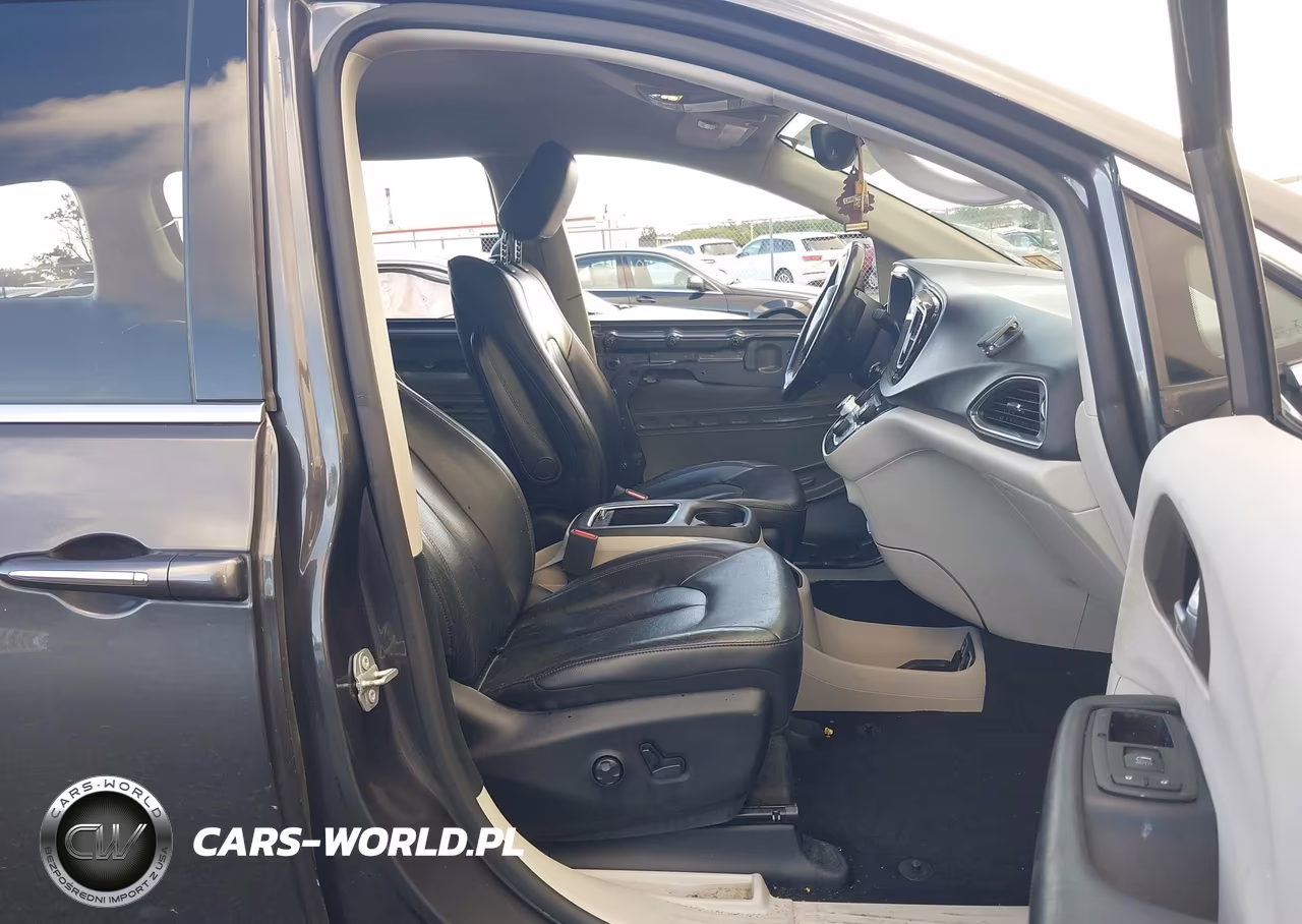 2019 Chrysler Pacifica Touring L Plus VIN:2C4RC1EG9KR549683 - 5