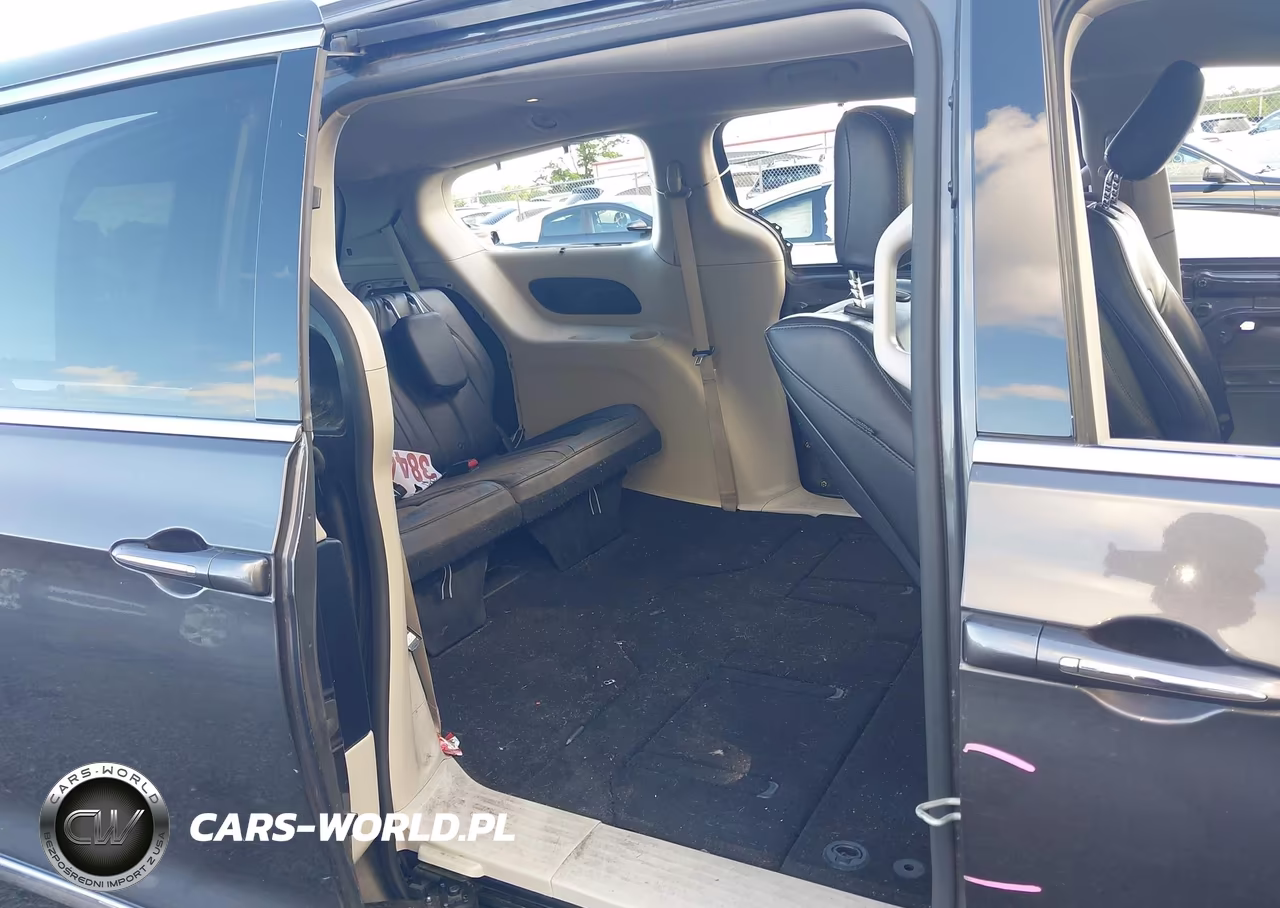 2019 Chrysler Pacifica Touring L Plus VIN:2C4RC1EG9KR549683 - 8