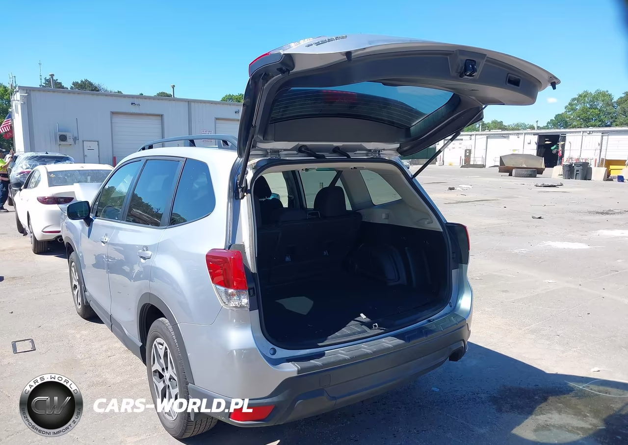 2022 Subaru Forester Premium VIN:JF2SKADC3NH425462 - 3