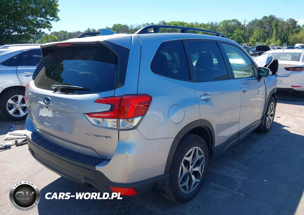 2022 Subaru Forester Premium VIN:JF2SKADC3NH425462 - 4