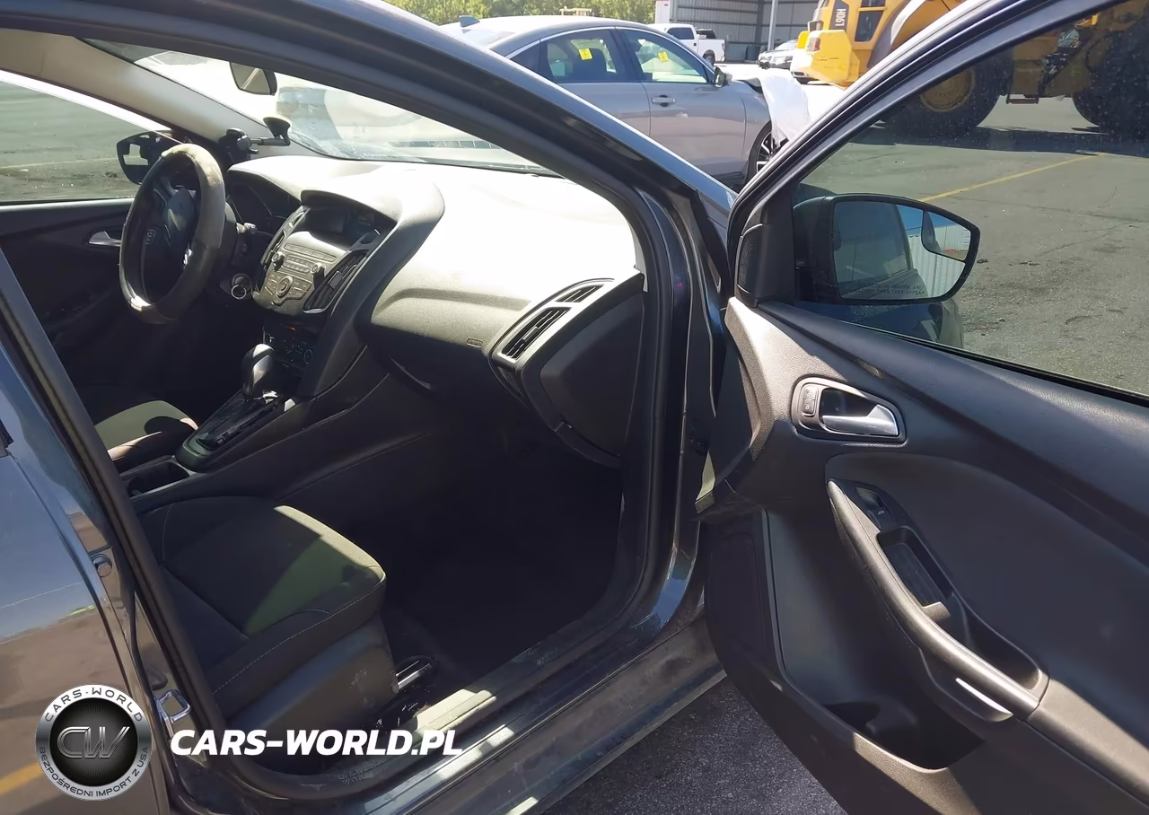 2018 Ford Focus Se VIN:1FADP3K25JL318943 - 5