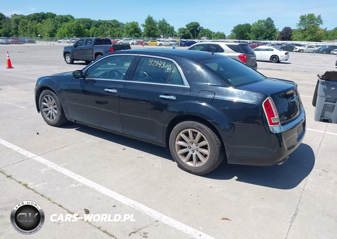 2013 Chrysler 300C VIN:2C3CCAET3DH675733 - 3