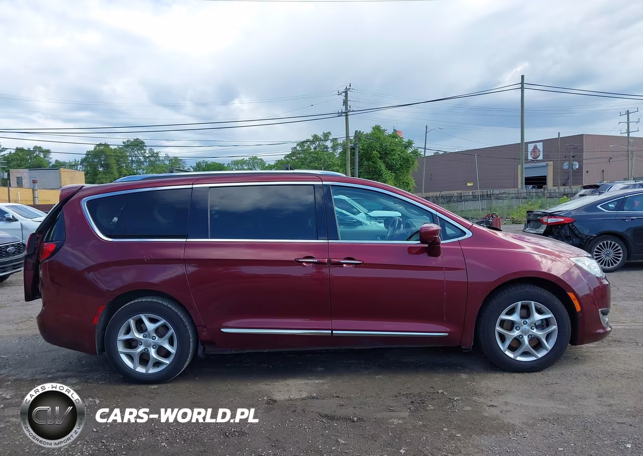 2018 Chrysler Pacifica Touring L Plus VIN:2C4RC1EG9JR116668 - 13