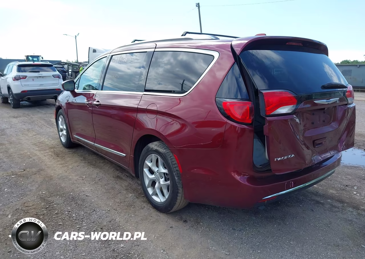 2018 Chrysler Pacifica Touring L Plus VIN:2C4RC1EG9JR116668 - 3