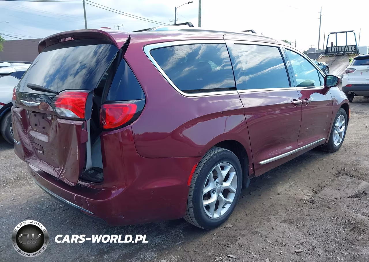 2018 Chrysler Pacifica Touring L Plus VIN:2C4RC1EG9JR116668 - 4